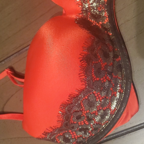 Victoria's Secret Wireless Push-Up Bra w/ Lace Details, Red, 32D - Picture 2 of 9